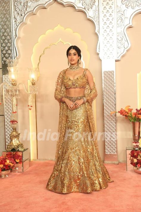 Janhvi Kapoor at Anant Ambani and Radhika Merchant's Wedding Ceremony Anant Ambani Wedding, Indian Asthetics, Jahanvi Kapoor, Ambani Wedding, Anant Ambani, Jhanvi Kapoor, Sangeet Outfit, Indian Outfits Lehenga, Janhvi Kapoor