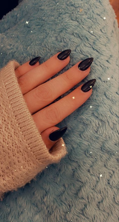 Small Claw Nails, Nail Designs For Small Hands, Black Acrylic Nails Short Pointy, Acrylic Nails For Small Hands, Sharp Pointed Nails, Short Black Nails Almond Shape, Nails Claws Short, Stalitoes Nails Short, Short Black Stilleto Nails Designs