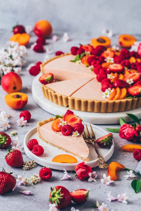 peach cream tart Fruit Mousse, Wedding Cheesecake, Mousse Filling, Fresh Fruit Tart, Simple Cookie, Peach Raspberry, Fruit Tart Recipe, Fruit Cream, Cream Tart