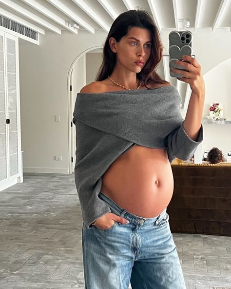 🤚🏽 | Instagram Georgia Fowler, Pregnant Model, Pretty Pregnant, Vs Models, Model Aesthetic, Influencers Fashion, Victoria Secret Fashion Show, Magazine Cover, Georgia