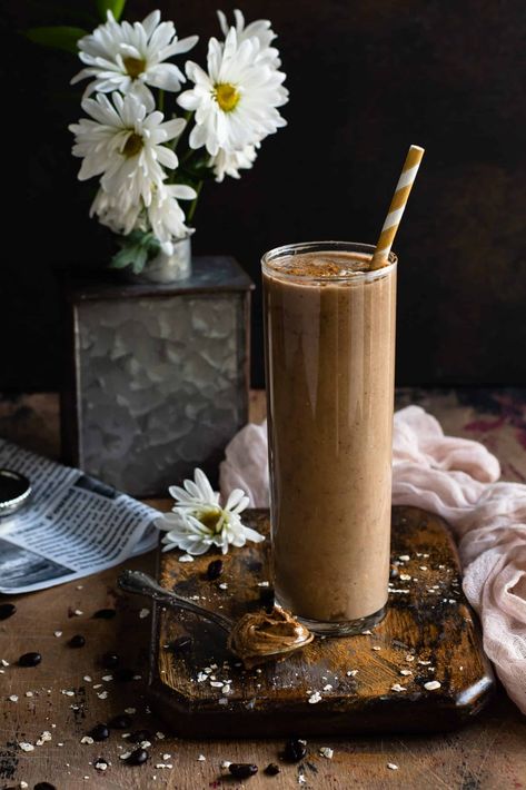 Subtle hints of vanilla and cinnamon blend together harmoniously in this Vanilla Cinnamon Coffee Smoothie perfect for breakfast or snack. Pistachio Smoothie, Coffee Smoothie Recipes, Carrot Cake Smoothie, Cinnamon Smoothie, Vanilla Smoothie, Spiced Pear, Coffee Smoothie, Cinnamon Coffee, Vanilla Coffee