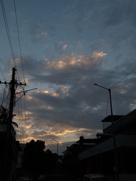 Sky is full of clouds 🌼 Cloudy Sky Aesthetic, Cloudy Aesthetic, Cloudy Evening, Scenery Photography, Night Scenery, City Aesthetic, Street Light, Sky Aesthetic, Ideas Style