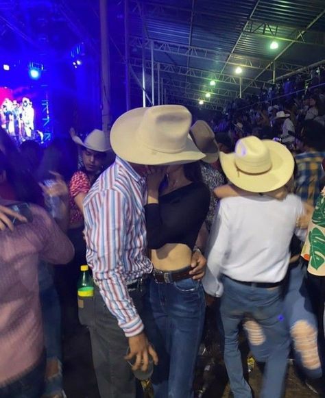 Norteñas Aesthetic, Country Guy Outfits, Rodeo Couples, Baseball Couples, Country Couple Pictures, Foto Cowgirl, Tru Love, Cute Country Couples, Vaquera Outfit