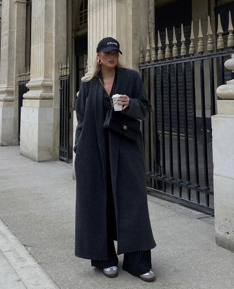 Maxi Coat Outfit, Old Money Fashion, Female Office, Money Fashion, Mode Abaya, Business Outfits Women, Corporate Outfits, Office Attire, Casual Chic Outfit