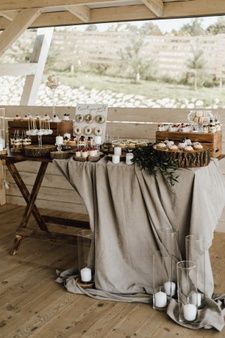 Wedding Dessert Table Decor, Rustic Dessert Table, Country Chic Wedding Decorations, Autumn Dessert, Catering Table, Sweet Buffet, Wedding Snacks, Birthday Cake With Flowers, Simple Wedding Decorations