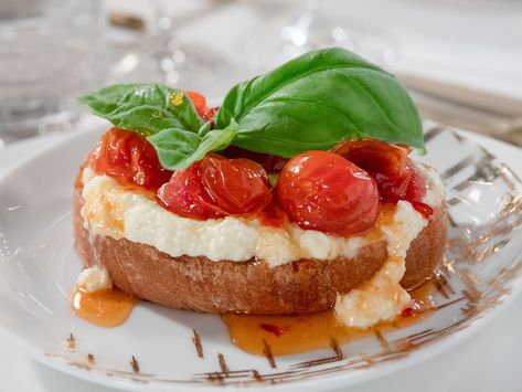 Ricotta Bruschetta with Sweet and Spicy Tomatoes Honey Shoot, Bruschetta Crostini, Ricotta Bruschetta, Roast Tomatoes, Giada Recipes, Easter Food Appetizers, Easter Appetizers, Tomato Bruschetta, Ricotta Recipes