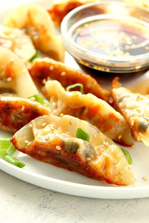 Veggie Dumplings Recipe, Veggie Potstickers, Vegetable Potstickers, Cabbage Dumplings, Asian Dumplings, Pork Cabbage, Vegetarian Dumpling, Potstickers Recipe, Vegetable Dumplings