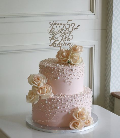 Rose Gold Cake Design, 18th Bday Cake Ideas, 18th Birthday Cake Designs, 15th Birthday Cake, Gold And White Cake, Golden Birthday Cakes, Birthday Cake Roses, 15th Birthday Cakes, 17 Birthday Cake