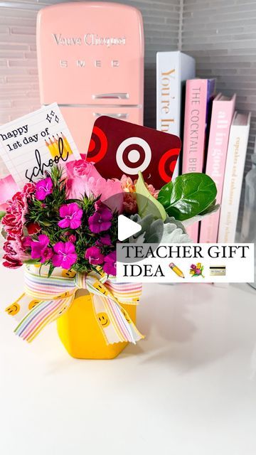 Flowers For Teachers Gifts, Back To School Flowers For Teachers, Cute Flower Vase, Volunteer Appreciation Gifts, Boys Play, Pto Ideas, Glue Pen, Thank You Teacher Gifts, School Teacher Gifts