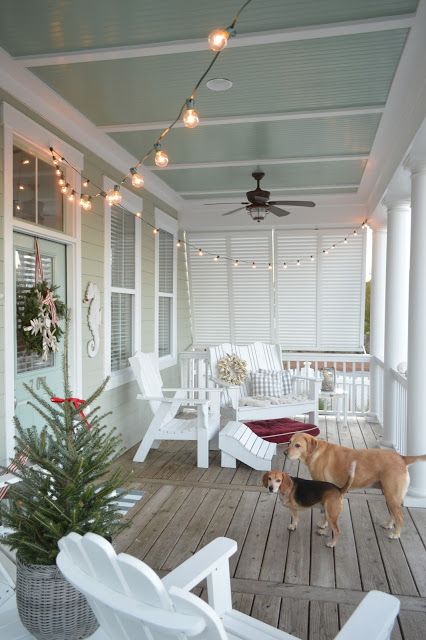 Deck Beach House, Beach Porches Coastal Cottage, Beach Style House Decor, Beach House Porch Aesthetic, Coastal Cottage Front Porch, Beach House Christmas Decor Outdoor, Beach House Back Porch, Beach House Screened Porch, Bathing Suit Drying Area