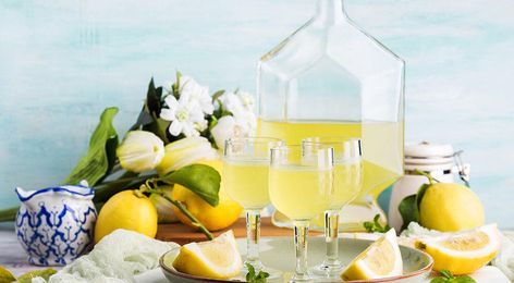 Spritz Drink, Lemon Martini, Murgh Makhani, Making Limoncello, Limoncello Recipe, Homemade Limoncello, Italian Liqueur, Top Drinks, Lemon Drink