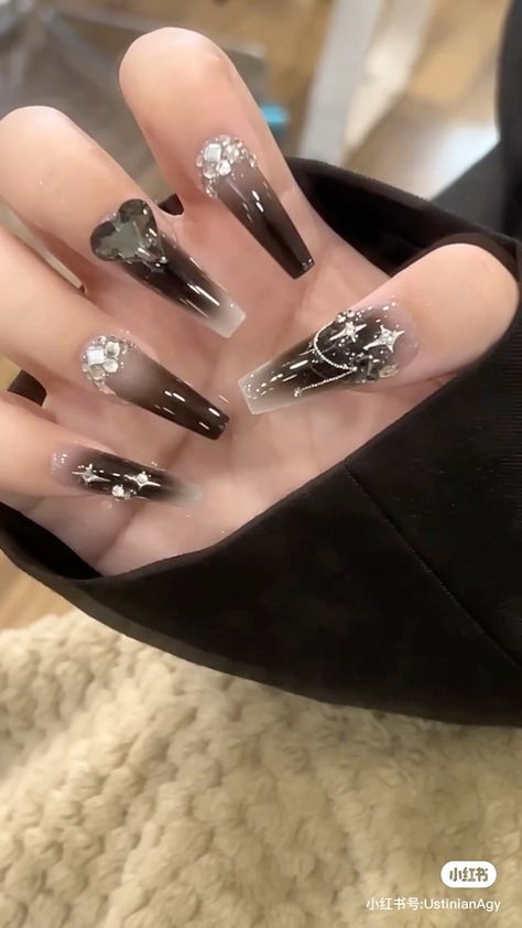 Black Jelly Nails Aesthetic, Korean Nail Black, Black Xiaohongshu Nails, Korean Nails Black And White, Black Nails Korean Style, Korean Nails Charms, Xiaohongshu Nails Black, Black Nail Art Elegant, Aesthetic Korean Nails