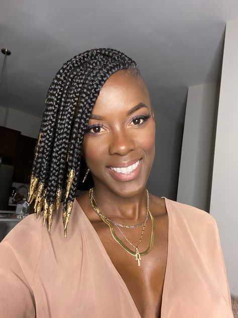 Shaved sides box braids bob with bead tips by Melanin Goddess PORSCHÆ.  TAGS: #blackhairstyles #blackhairstylesbraids #blackhairideas #4c #4chair #4chairstyles #boxbraids #braidsandbeads #protectivestyles #protectivehairstyles #protectivestyling  #braidstyles #diybraids #boxbraidsbob Box Braids With Tapered Sides And Back, Braids With Shaved Back, Cornrows With Shaved Sides, Twa Braids, Knotless Braids With Shaved Sides, Undercut Afro, Box Braids Beads, Traditional African Hairstyles, Size Braids