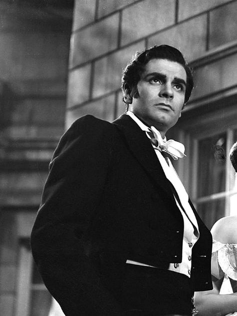 Laurence Olivier, "Wuthering Heights" <3 Ralph Fiennes Wuthering Heights, Laurence Olivier Heathcliff, Laurence Olivier, Wuthering Heights Movie, Vivian Leigh And Laurence Olivier, Vivien Leigh Laurence Olivier, Men Are Men, Wuthering Heights, Emily Bronte