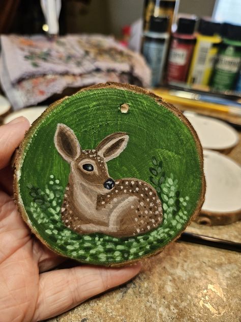 Baby deer painted on a wood slice ornament; fawn laying in a pile of leaves; natural wood slice art; green artwork Wooden Painting Ideas Wall Art, Diy Painted Ornaments Wood, Rustic Painting Ideas, Circle Acrylic Painting, Christmas Ornament Wood Slice, Deer Painting Easy, Wooden Circle Crafts, Wood Ornament Painting Ideas, Painting On Wood Slices