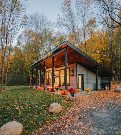 Hickory Outlook Is The Most Beautiful DIY Tiny House You've Ever Seen. Shed Roof House, Pre Manufactured Homes, Nature House, Cabin Modern, Tiny House Luxury, Diy Tiny House, Roof House, Hot Tubs Saunas, Prefab Cabins