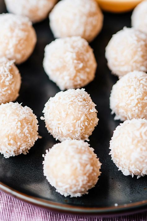 Keto Coconut Balls Coconut Cream Keto Dessert, Keto Coconut Bars No Bake, Keto Coconut Truffles, Keto Coconut Dessert Recipes, Gluten Free Coconut Desserts, Healthy Coconut Macaroons, Keto Coconut Balls, Coconut Keto Recipes, Cream Cheese Fat Balls