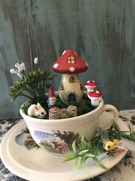 Teacup Planter Ideas, Tea Cup Garden Ideas, Mini Garden Ideas, Teacup Fairy Garden, Fairy Teacup Garden, Fairy Teacup, Cup And Saucer Crafts, Fairy Garden Pots, Indoor Fairy Gardens