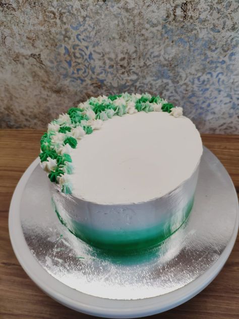 Cake With Small Flowers, Ombre Birthday Cake, Green Ombre, Small Flowers, Birthday Cakes, Birthday Cake, Snoopy, Cake, Birthday