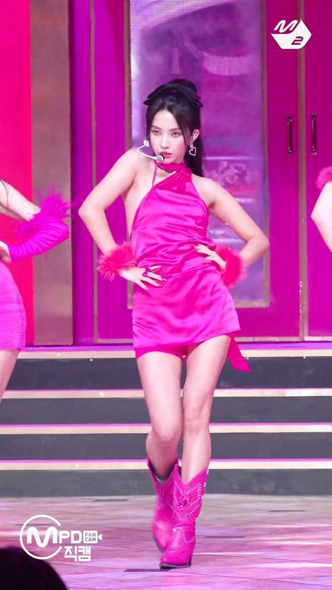 Soyeon Queencard Outfit, Soyeon Stage Outfits, Pink Stage Outfits, Blackpink Stage Outfits, Kpop Dress, Jeon Soyeon, Shaking Hands, Dance Kpop, Pop Dance