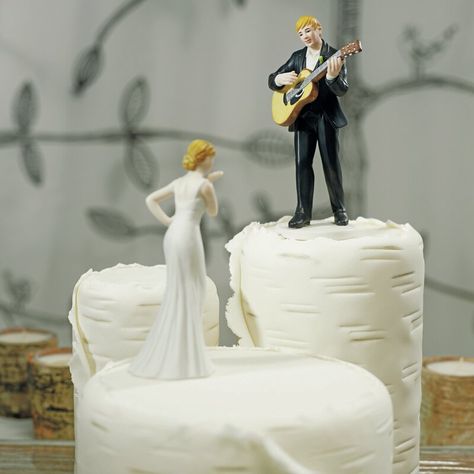 Guitar Wedding, Wedding Cake Topper Figurines, Guitar Cake, Wedding Cake Alternatives, Groom Wedding Cakes, Romantic Wedding Cake, Guitar Playing, Handsome Groom, Unique Wedding Cakes