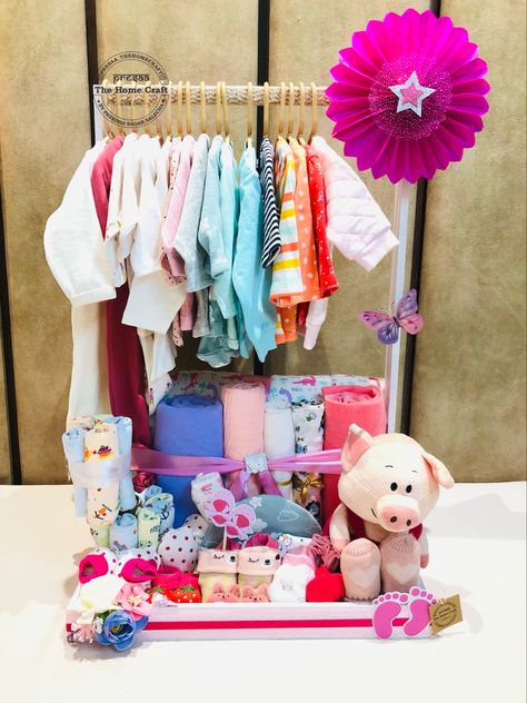 Newborn Baby Gift Packing, Newborn Baby Gift Hamper, Baby Girl Hamper Ideas, Newborn Baby Basket, Newborn Baby Gift Basket, Gift Packing Ideas, Hm Kids, Baby Arrival Gifts, Kids Hamper