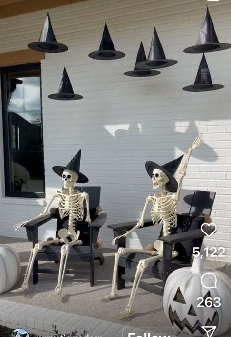 Halloween Front Lawn Ideas, Glam Halloween, Fall Front Porch Decor Ideas, Halloween Lawn, Halloween Outside, Lawn Decorations, Halloween Front Porch Decor, Porch Decorations, Skeleton Decorations