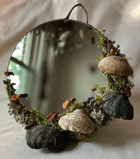 Design Mirror Diy, Enchanted Mirror Diy, Magical House Decor, Mushroom Mirror Diy, Clay Items To Make, Woodland Mirror, Mossy Mirror, Witchy Diy Decor, Forest Home Aesthetic