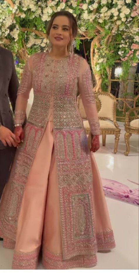 Short Kurti Lehenga Designs, Pakistani Wedding Outfits Sisters Ideas, Wedding Outfit For Brides Sister, Nikah Dresses, Outfits Asian, Bride Design, Brides Sister, Long Blouse Designs, Walima Dress