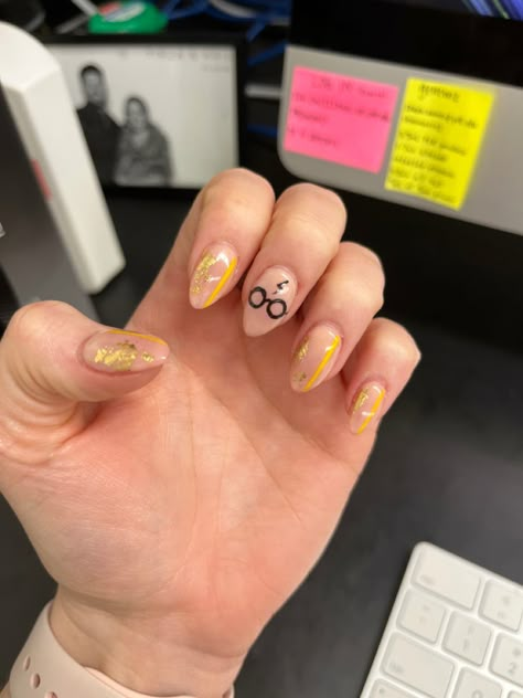 Hufflepuff Nails Simple, Universal Studios Orlando Nails, Harry Potter Nails Short, Harry Potter Hufflepuff Nails, Harry Potter Nails Designs Hufflepuff, Universal Studio Nail Designs, Harry Potter Nails Simple, Harry Potter Nails Designs Simple, Hufflepuff Nail Art