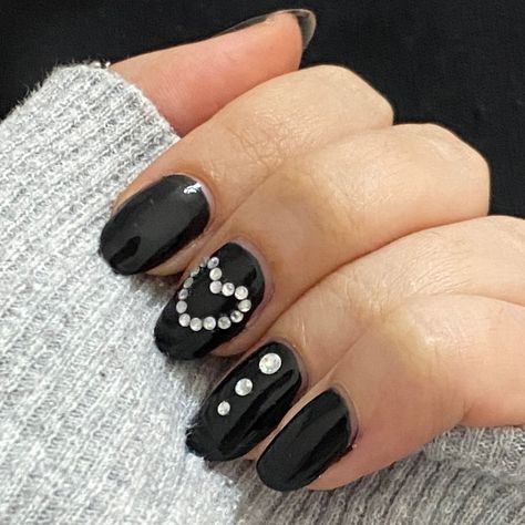 Black Nail Rhinestone Design, Black Nails With Blue Rhinestones, Rinstonestone Nails, All Black Nails With Rhinestones, Black Nails Rhinestones, Black Rhinestone Nails, Black Nails With Rhinestones, Black Nails Short, Nails Rhinestones