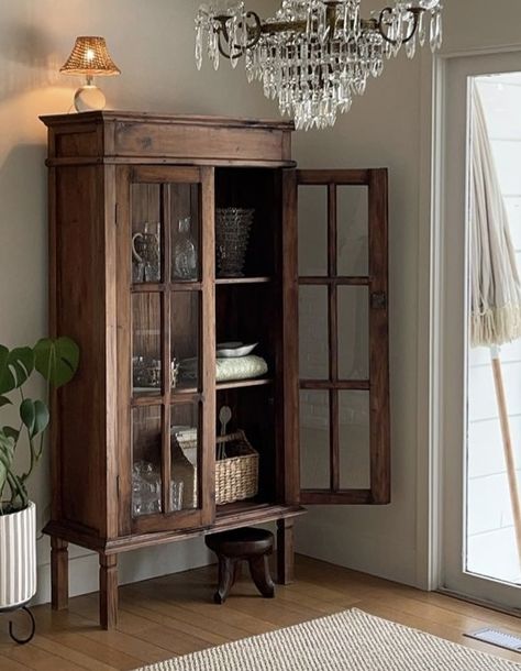 China Cabinet Aesthetic, Empty Hallway Ideas, Vintage Cabinets Kitchen, Zara Home Interiors, Small China Cabinet, Italian Home Decor, Curio Cabinet, Home Room Design, Front Room