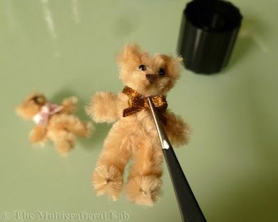 The Multicrafteral Lab: Le mini ours en peluche de cinq minutes Miniature Props, Sewing Teddy Bear, Fairy Graphic, Pipe Cleaner Animals, Teddy Bear Crafts, Bear Craft, Chenille Crafts, Diy Teddy Bear, Mini Teddy Bears