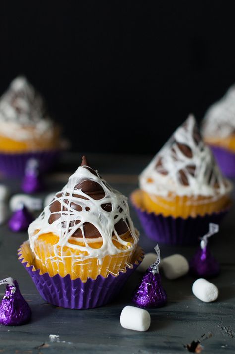 This spooky marshmallow web cupcake how-to is going to be such a fun project for Halloween! Marshmallow Web, Halloween Food Cupcakes, Occasion Nails, Postres Halloween, Recetas Halloween, Handmade Charlotte, Halloween Sweets, Pedicure Manicure, Halloween Baking