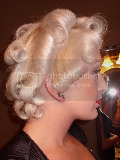 Marilyn Monroe Hair Roller Pattern, Marilyn Monroe Curly Hair, Marilyn Monroe Bob Hair, How To Style Marilyn Monroe Hair, How To Style Hair Like Marilyn Monroe, Marilyn Monroe Roller Set Pattern, How To Do Marilyn Monroe Hair Tutorials, Modern Marilyn Monroe Hair, Marilyn Hair Tutorial