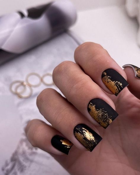 Black Gold Nails, Bright Nail Art, Black Nails With Glitter, Mens Nails, Manicure Nail Designs, Hippie Nails, Gelish Nails, Nails Manicure, Foil Nails