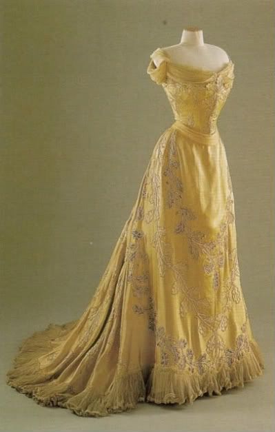 1903, house of worth...if that isn't a real life version of Belle's dress from Beauty and the Beast, then I am the Tooth Fairy Jeanne Paquin, Istoria Modei, Leaf Dress, House Of Worth, Summer Wind, 1900s Fashion, Museum Fashion, Period Dress, Old Dresses