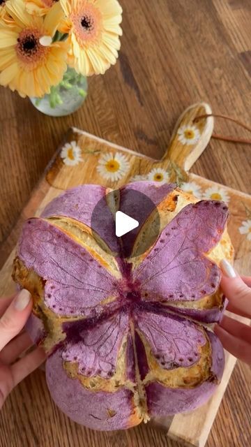 Daily Dose Of Art 🎨 on Instagram: "Katrina Niesen, also known as The Sourdough Mama, is a former teacher turned professional baker who creates stunning, intricately scored sourdough loaves.

Her work often draws inspiration from nature, depicting flowers, plants, and pollinators like butterflies, making her bread not just delicious but also a form of art with a conservation message.

Artist: @the.sourdough.mama 

#art #sourdough #baking #artist" Fairy Food, Sourdough Baking, Excuse Me, Food Videos Cooking, Chicken Thigh Recipes, Dough Recipe, Sourdough Bread, Delicate Flower, How To Make Bread