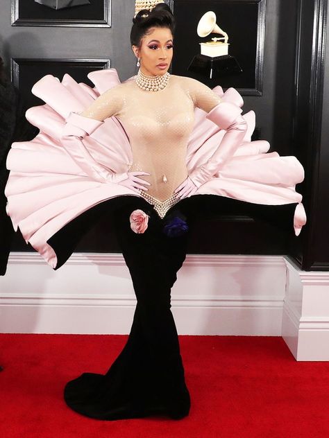 Cardi B In Pink, Cardi B Red Carpet, Cardi B Photos, Amazing Costumes, Met Gala Outfits, Gala Outfit, Red Carpet Look, Fashion Moments, B Fashion