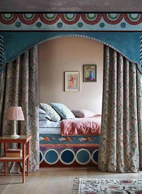 Alcove Bed, Bed Nook, Cabin Bed, Geometric Decor, Traditional Bedroom, How To Make Curtains, Canopy Bed, Cozy Nook, Interior Trend