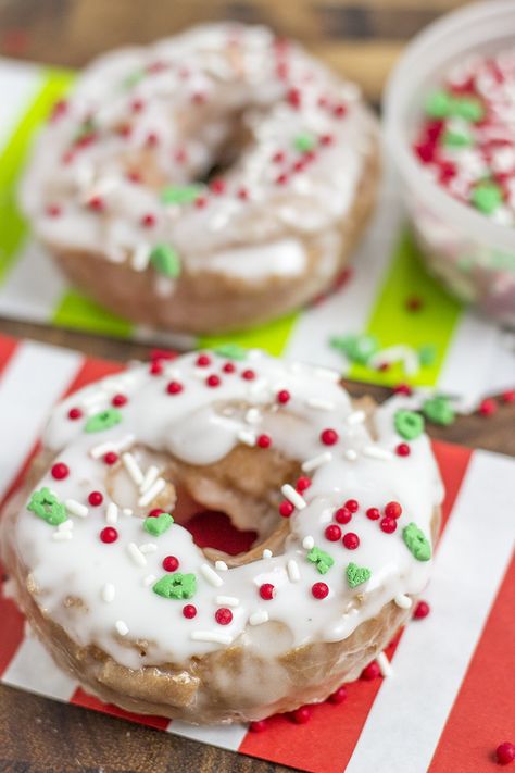 Classic Sour Cream Doughnuts fried to perfection with a classic powdered sugar glaze just like at Krispy Kreme! No yeast makes these doughnuts easy to make and with festive sprinkles a fantastic Holiday brunch/party treat! Chocolate Cream Filled Donut, Cream Filled Donut Recipe, Filled Donut Recipe, Krispy Kreme Copycat Recipe, Doughnuts Easy, Gingerbread Donuts, Sour Cream Donut, Dinner Then Dessert, Krispy Kreme Donuts