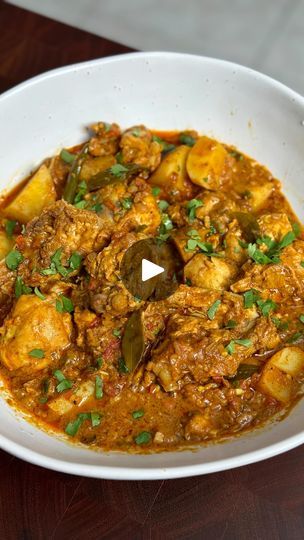 21K views · 2.5K reactions | This chicken curry is slightly different from the regular or traditional Sinhalese chicken curry; however, it’s equally good. 👌🏽 

I love how the recipe calls for yogurt instead of coconut milk, and the addition of potatoes makes it a perfect weeknight meal with some rice!

Sri Lankan Muslim Chicken Curry

Chicken Marinade

750g curry-cut chicken 
Salt 
Juice of 1/3 lime 
2 tbsp yogurt 
1/3 tsp turmeric 
1 tbsp ginger-garlic paste 
1 tbsp black pepper powder 
2/3 tbsp chili powder 
1 tbsp coriander powder 
2/3 tbsp roasted curry powder or meat curry powder 
3 green chilies, chopped 

Curry Base

2 tbsp coconut oil (or more) 
1/2 stick of Ceylon cinnamon 
2/3 tbsp cumin seeds 
3 cardamom pods, crushed 
1 large sprig of curry leaves 
1.5 large red onions, chopp Curry Chicken Marinade, Curry Base, Chicken Korma Recipe, Family Meal Prep, Cooking Curry, Chicken Salt, Indian Meals, Korma Recipe, Cardamom Pods