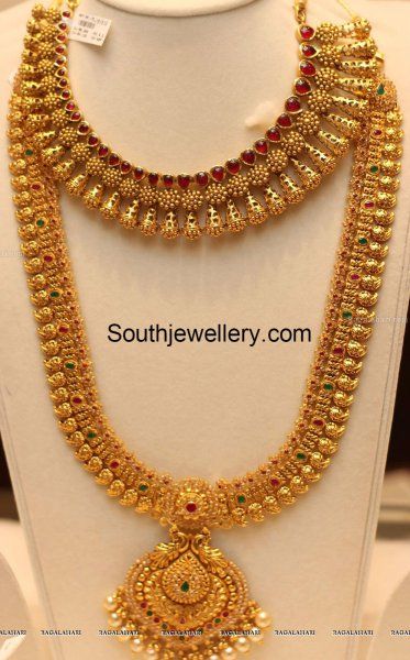 mango haram , mango mala designs, latest mango haram . Gold Haram Designs, Mango Haram, Mango Mala, 22 Carat Gold Jewellery, Haram Designs, V Model, Indian Bridal Jewelry Sets, Gold Jewelry Simple Necklace, Gold Necklace Indian Bridal Jewelry