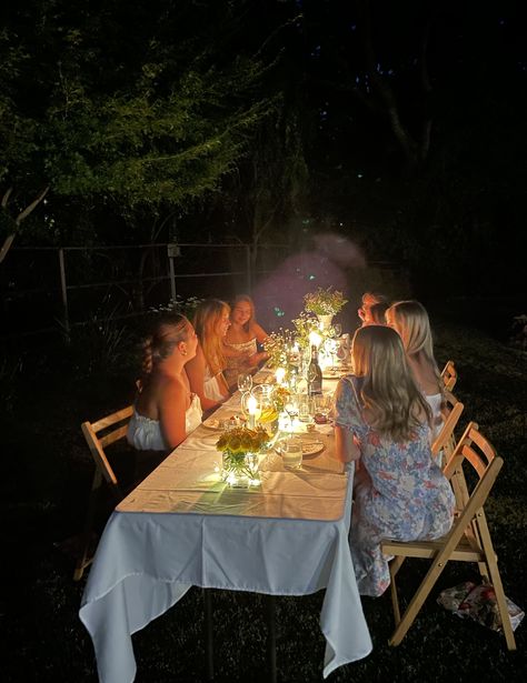 Garden Party Wedding Night, Evening Garden Birthday Party, Dinner Party Decorations Simple, Backyard Family Dinner Party, Lunch Garden Party, Lawn Dinner Party, Outside Summer Dinner Party, Birthday Dinner Outside Party Ideas, Summer Party Decorations Backyards