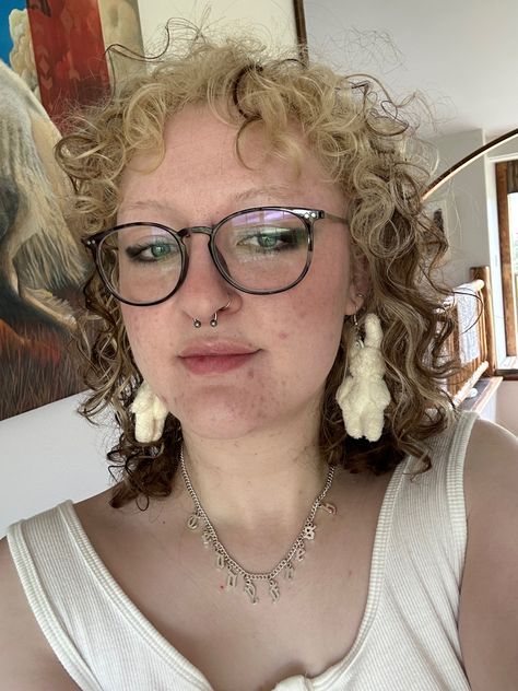 Curly Hair With Money Piece, Bridge Piercing With Glasses, 2c 3a Curly Hair, 3a Curly Hair, Hair With Money Piece, Bleached Eyebrows, Skunk Hair, Bridge Piercing, Money Piece