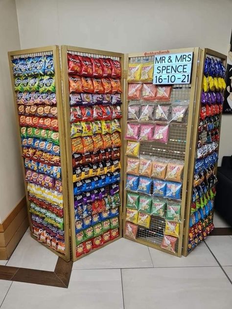 Sweet Display Ideas, Diy Chip Display, Snack Stand Display, Diy Candy Stand Display Ideas, Chip Wall Wedding, Candy Display Store, Diy Candy Display, Candy Booth Ideas, Snack Stand Ideas