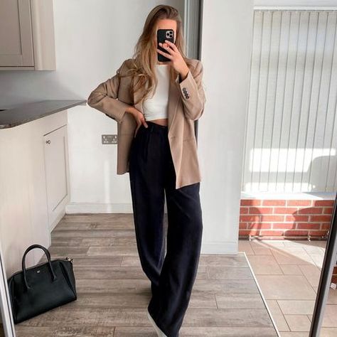 Sally | Minimal Street Style (@sallyhildi) • Instagram photos and videos Wide Leg Pants With Boots, Combat Boot Outfits, Combat Boot Outfit, Wide Leg Pants Outfit, Fall Fashion Coats, Minimal Street Style, Leg Pants Outfit, Pantsuits For Women, Fashion Business Casual