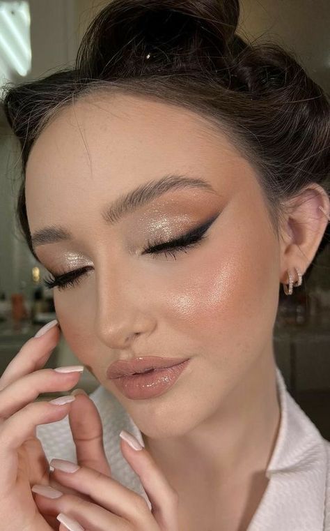 Bridal Gold Makeup, Natural Makeup For Party, Elegant Makeup Aesthetic, Makeup Going Out Night, Glittery Eyes Makeup, Golden Soft Glam Makeup, White Glitter Eyeshadow Looks, Makeup Look For Gold Dress, Makeup Looks For White Outfit