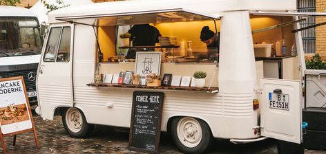 Here’s everything you need to know about renting a food truck at your wedding. Taco ‘bout a party! Food Truck At Wedding, Greens Juice, Autumn Wedding Food, Coffee Food Truck, Food Truck Wedding, Coffee Van, Mobile Coffee, Best Food Trucks, Coffee Truck