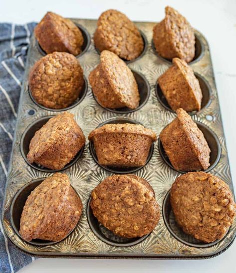 Brown sugar oatmeal muffins have all the spicy and sweet warming flavors that you love in baked goodies, and they're moist, super simple, and full of natural fiber! Breakfast lovers unite! These fibrous, sweet, and warmly spiced muffins are so so easy and even more tasty! They make for a perfect breakfast food or snack any day. #muffins #muffinrecipe #easymuffinrecipe #easymuffins #oatmealmuffins #brownsugarmuffins #oatmealbrownsugarmuffins #brownsugaroatmealmuffins Honey Bran Muffins, Brown Sugar Muffins, Oatmeal Breakfast Muffins, Spiced Muffins, Fiber Breakfast, Oatmeal Muffins Healthy, Honey Muffins, Breakfast Cake Recipes, Oatmeal Muffin Recipes